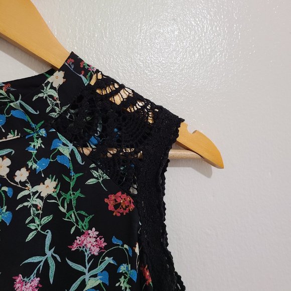 3/$20 💕 Paper Crane Floral Lace Wrap Back Sleeveless Top, Medium - Picture 5 of 9